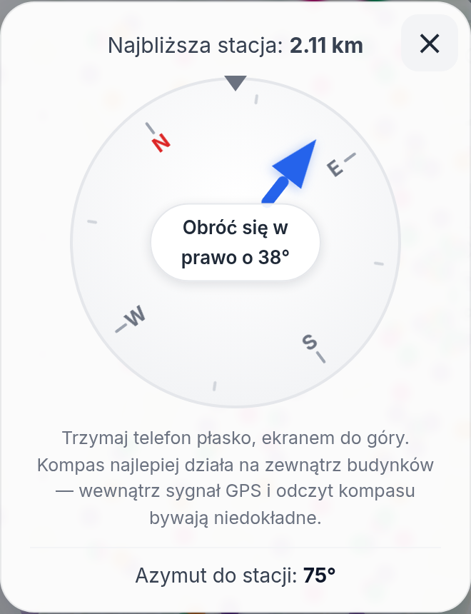 Mobilny kompas na mapie stacjebazowe.pl: tarcza ze strzałką wskazującą najbliższą stację, podpis „Obróć się w prawo o 38°”, dystans 2,11 km i azymut 75°